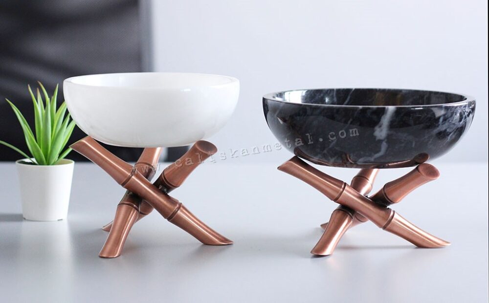 Bambu şeklinde metal ayaklı mermer kase, nikel, antik ve siyah bambu ayak seçenekleriyle; beyaz, leylak ve ahşehir mermer seçenekleriyle şıklığınızı tamamlar.