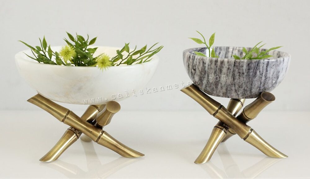Bambu şeklinde metal ayaklı mermer kase, nikel, antik ve siyah bambu ayak seçenekleriyle; beyaz, leylak ve ahşehir mermer seçenekleriyle şıklığınızı tamamlar.