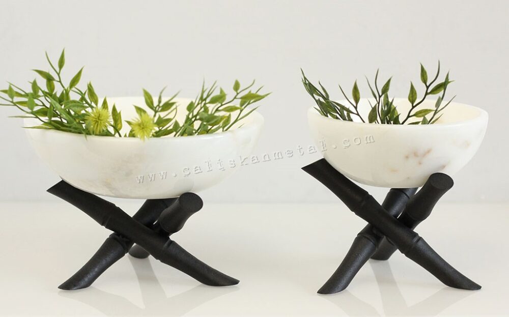 Bambu şeklinde metal ayaklı mermer kase, nikel, antik ve siyah bambu ayak seçenekleriyle; beyaz, leylak ve ahşehir mermer seçenekleriyle şıklığınızı tamamlar.