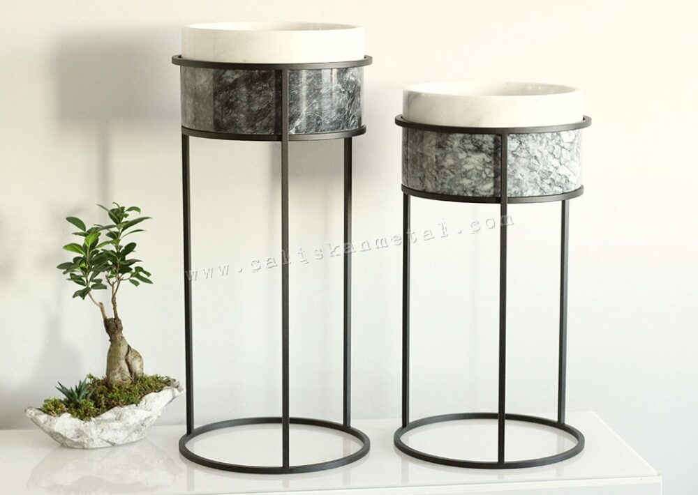 Modern tasarımlı, metal ayaklı, mermer saksılık