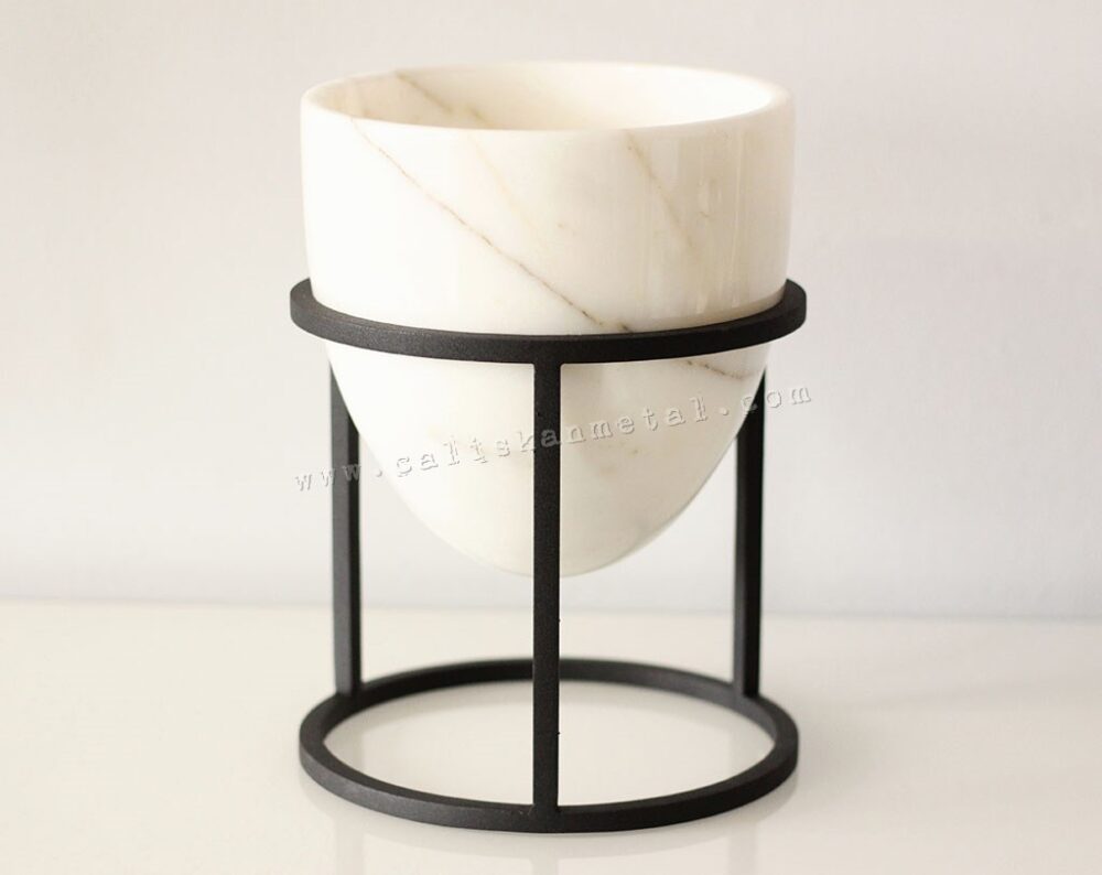 Modern tasarımlı, metal ayaklı, mermer saksılık