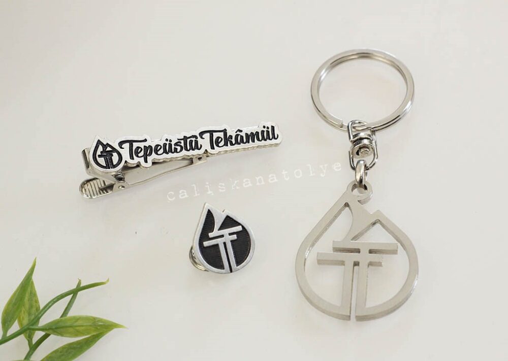Metal ve pleksi malzemeden üretilmiş, kişiselleştirilebilir anahtarlık modeli
